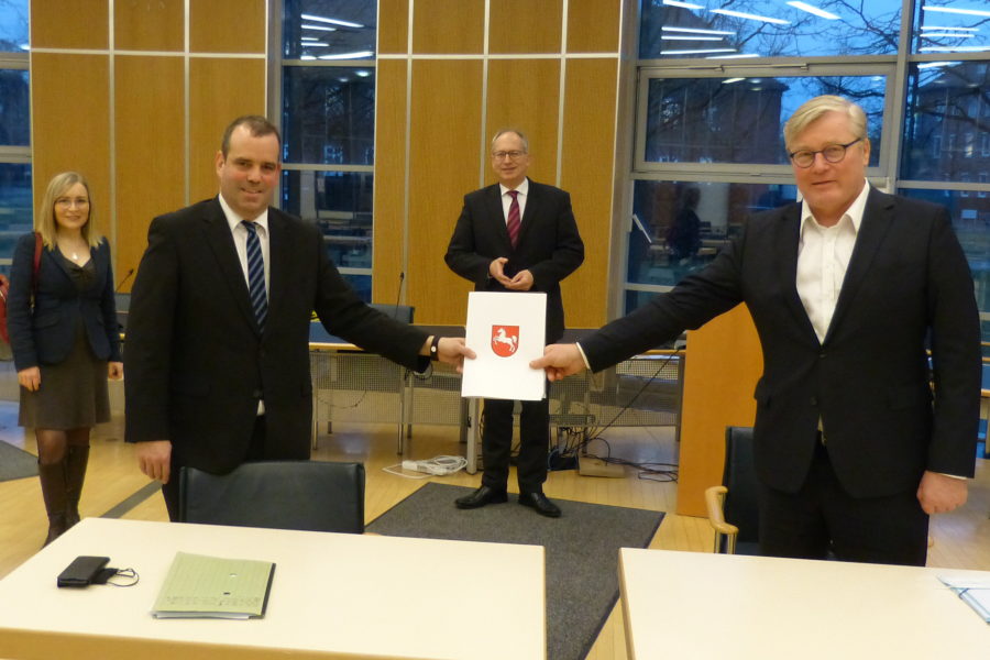 Dr. Bernd Althusmann (rechts) überreicht die Förderbescheide des Landes an Landrat Peter Bohlmann. Mit dabei die Landtagsabgeordneten Dr. Dörte Liebetruth und Axel Miesner.
